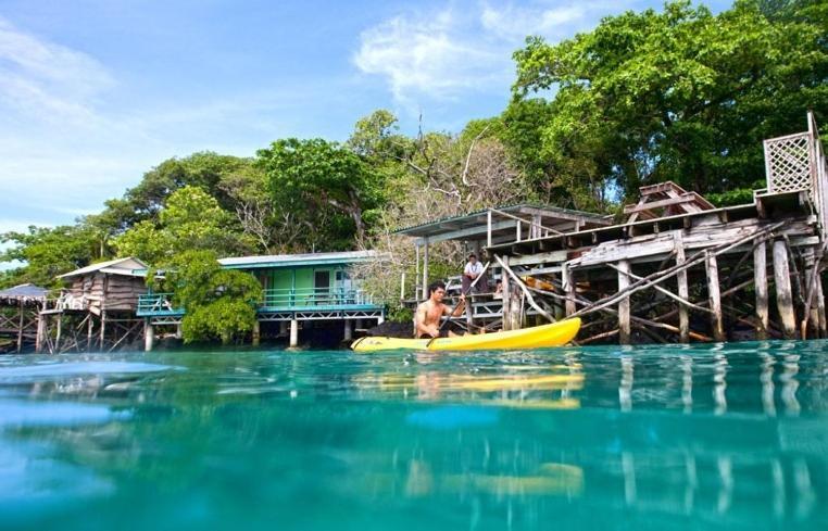 Lusia'S Lagoon Chalets Salelologa Esterno foto