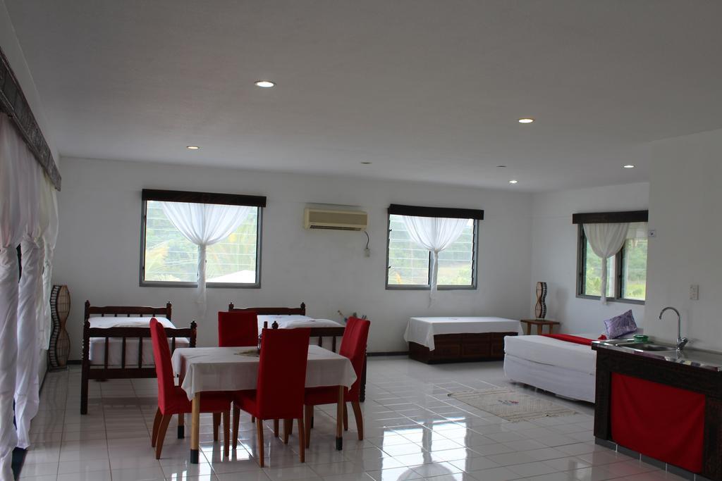 Lusia'S Lagoon Chalets Salelologa Esterno foto